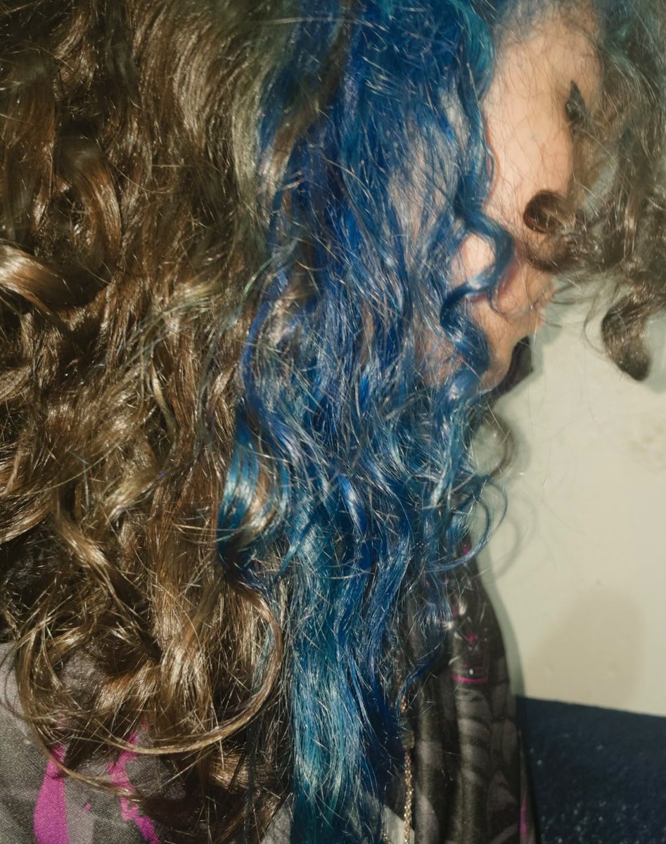 yoshicareca's tweet photo. oi posso ter cabelo azul caneta bic???? https://t.co/ZjuKvuuX1v