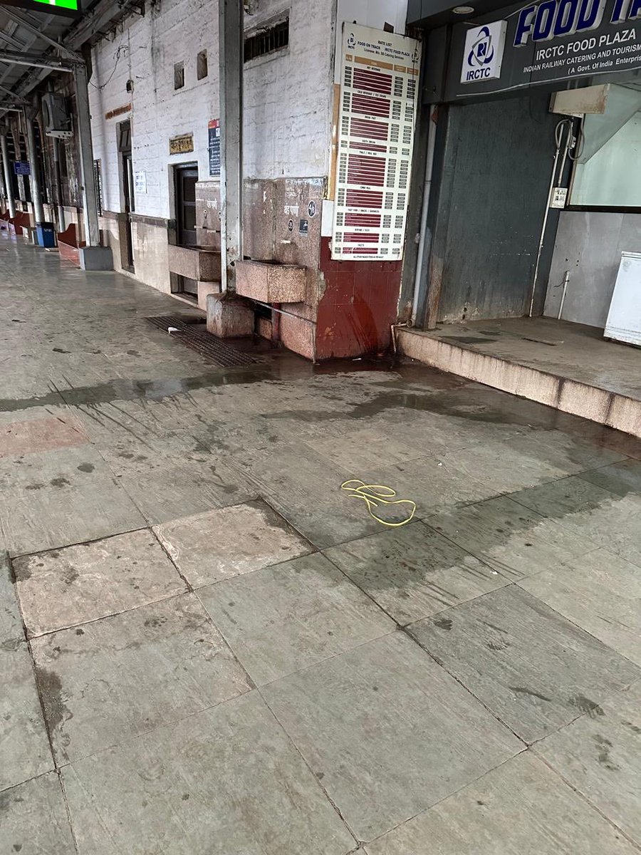 mandarchopde's tweet photo. @RailMinIndia @BhusavalDivn @AshwiniVaishnaw
Severe mismanagement at Bsl stn today
1 Coach display boards for Trn 17665 showed exact reverse order, causing total chaos &amp; panic among passengers.
2 Platform hygiene is appalling, with garbage piled up near dustbins
Please intervene! https://t.co/vgtI0JvSBQ