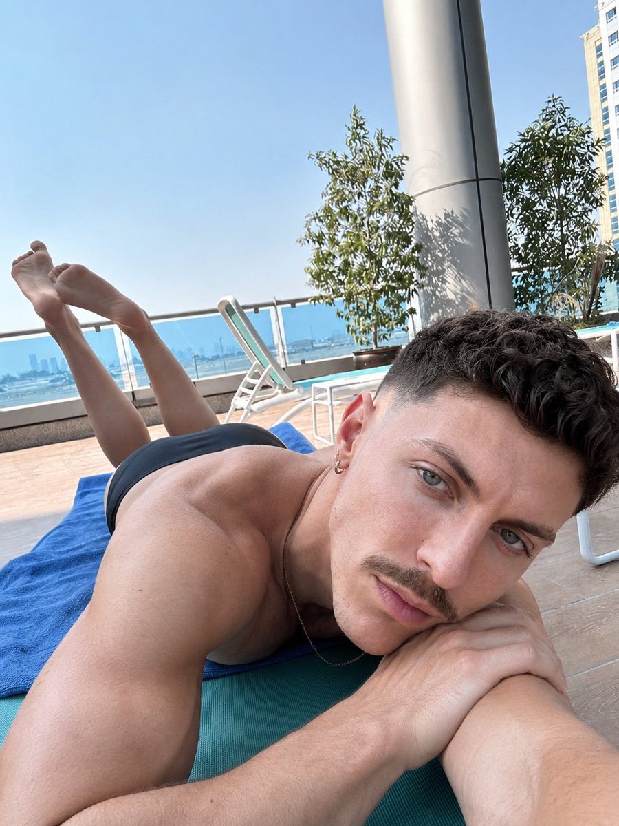 Sebas_reed's tweet photo. On the beach in Barcelona, without leggings😂 https://t.co/EL7IWOJfXD