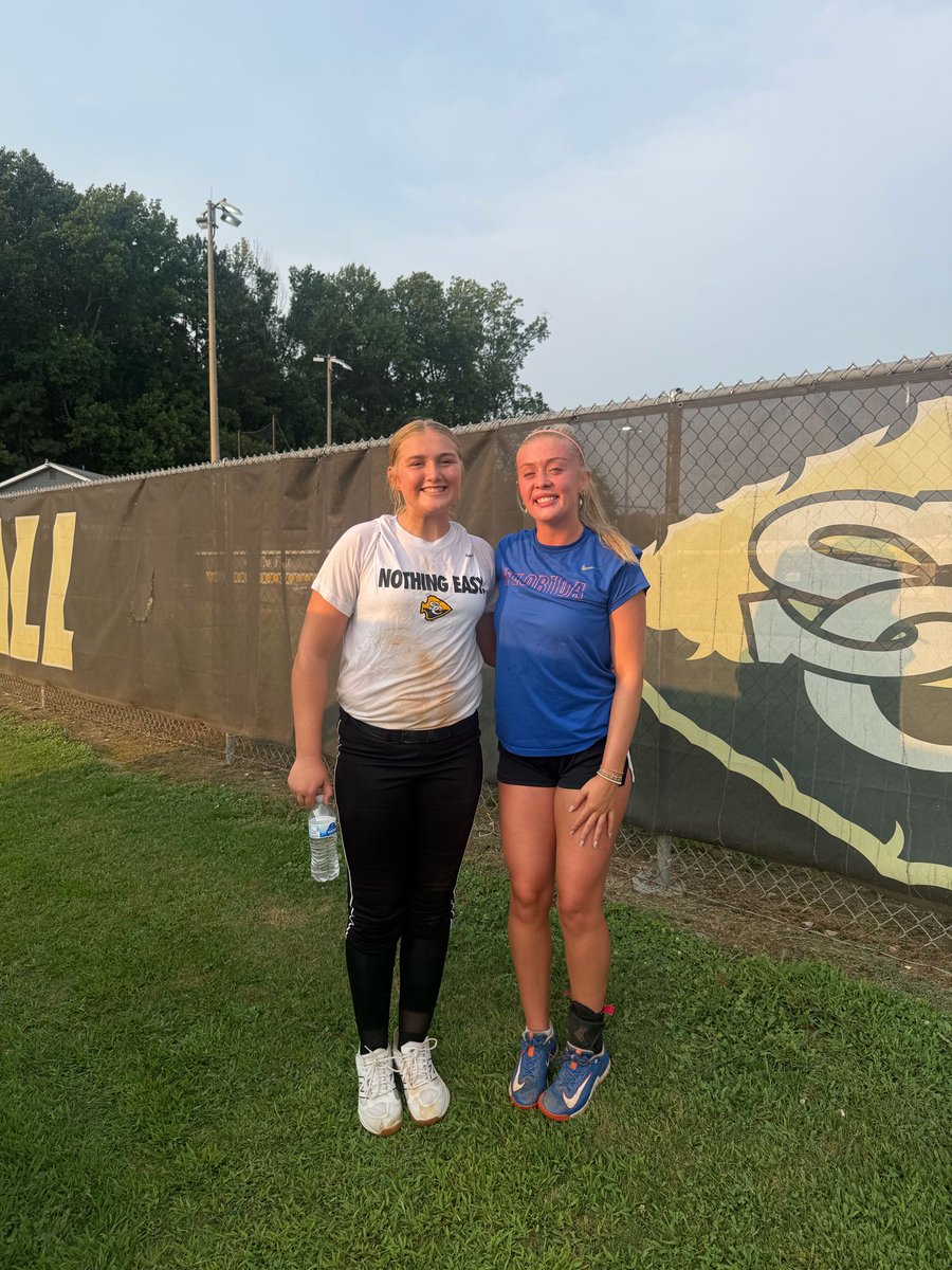ChiefsFastpitch's tweet photo. Awesome to see Sequoyah alumni pouring in to our softball girls! Thank you Ali Sparkman for the visit!  #Chiefson3! @gatorsSB @AllisonSparkman @shschiefs https://t.co/nxw4sFmJQP