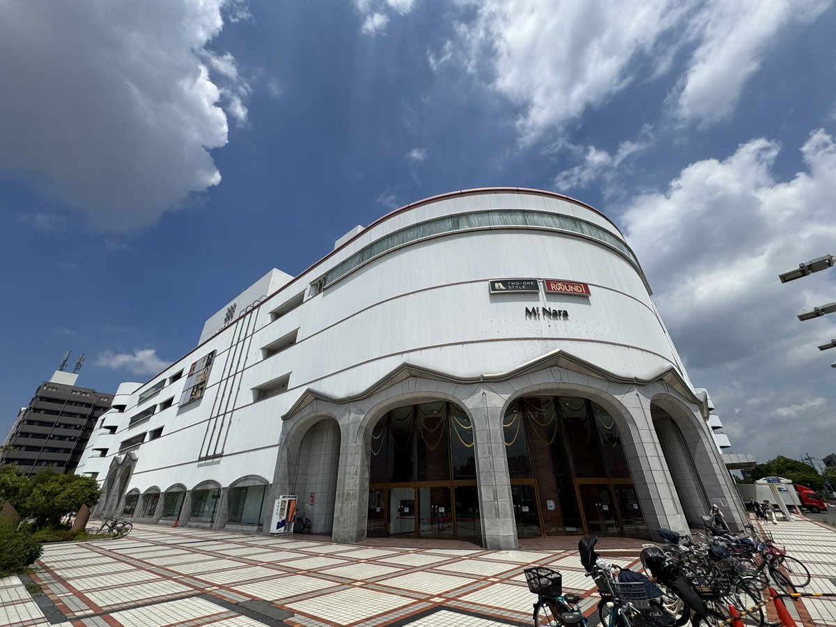 deepannai's tweet photo. 奈良が誇るバブル建築・旧奈良そごう「ミ・ナーラ」にやってきた。1989年に開業、マイカーで行ける百貨店として850億円という途方もない費用を掛けて建設された施設だが2000年にそごう破綻、その後はイトーヨーカドーなどに変わるも2017年に閉店、管理会社が変わって現在に至る

当地は奈良時代に非業の死を遂げた長屋王の邸宅跡にあり、相次ぐ商業施設の閉店は「長屋王の呪い」と言われる向きがある（現在も敷地内に長屋王の祠があり大事に祀られている）

建物南東側のメインエントランスに旧奈良そごう時代の豪華な趣きが残されておりバブルの余韻に浸れる。登り下りで三基ずつ設置された名物の「トリプルクロスエスカレーター」もたいそうなゴージャス感があるが、さすがに電気代節約のためか最近は一部閉鎖されている

今はスーパー「ロピア」をはじめ西松屋、100均のセリア等庶民的なテナントで埋め尽くされ往時の高級感は失われたが奈良市民の憩いの場として機能している

子連れファミリーであれば奈良いきものミュージアム、奈良金魚ミュージアム、ラウンドワンなどがあり雨の日には一日楽しめる施設として重宝がられている