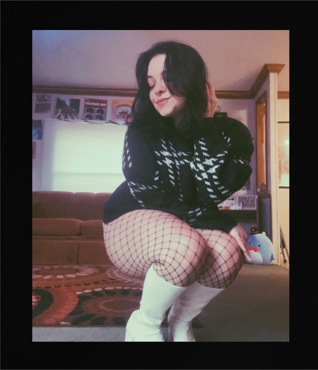 petulantbunni's tweet photo. Fishnets😽 https://t.co/jOwfX4om1M
