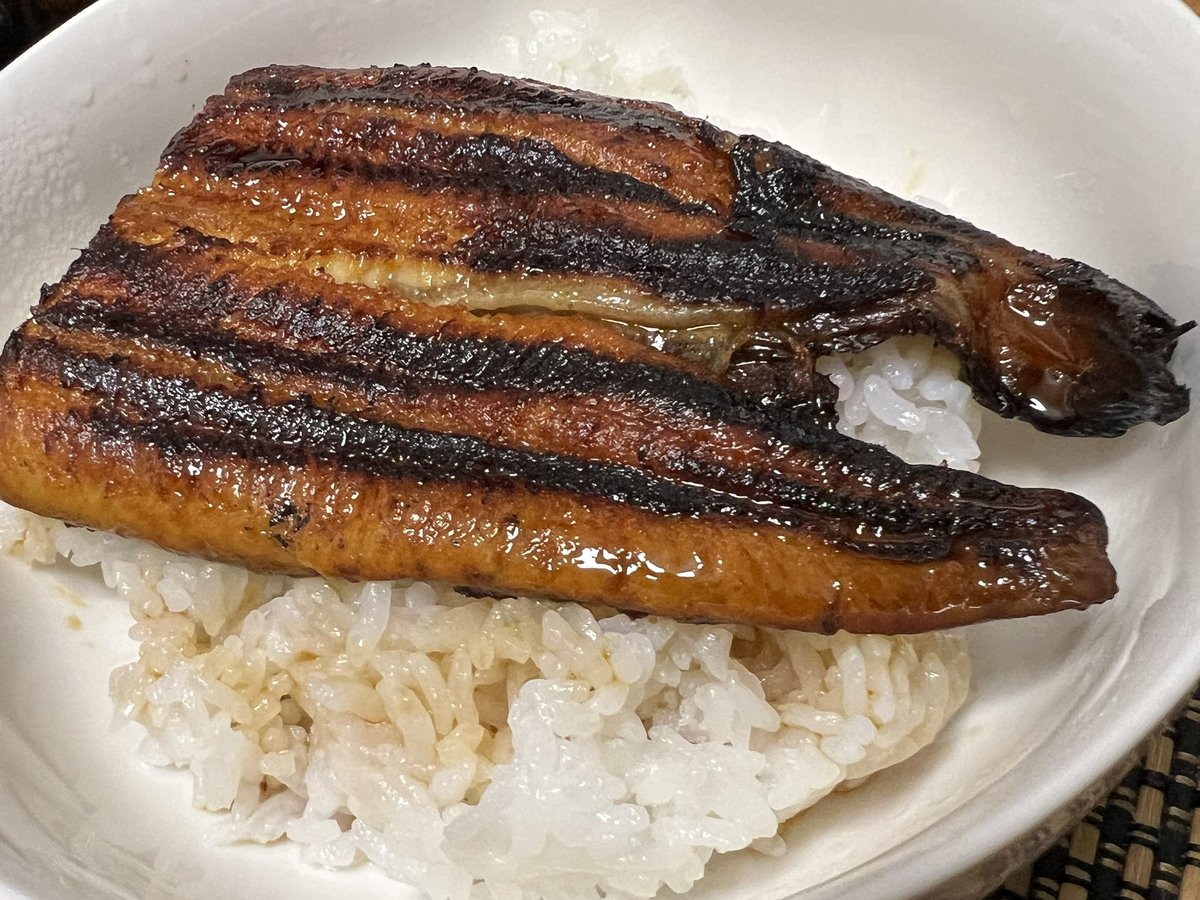 nariwind's tweet photo. 1日遅れで
うなぎの蒲焼を調理
料理家リュウジ氏のレシピでやったら
かなりいい感じ♪
トースターで焼いたけど
いい感じに出来た
ふっくらでも焼いた感じが
出てよかった♪
#うなぎの蒲焼 https://t.co/aPr5JC0b9O