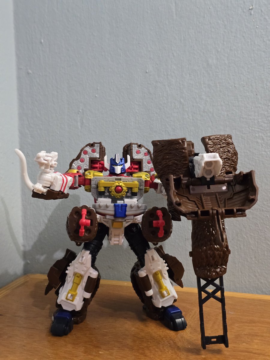 TFHypeGuy's tweet photo. Why did no one tell me Big Convoy is easily the best AOTP Leader by far

One Man Army defined into a figure.

This guy is a joy, 9/10.

Gotta start back rating figures. https://t.co/Gcui6dis9z