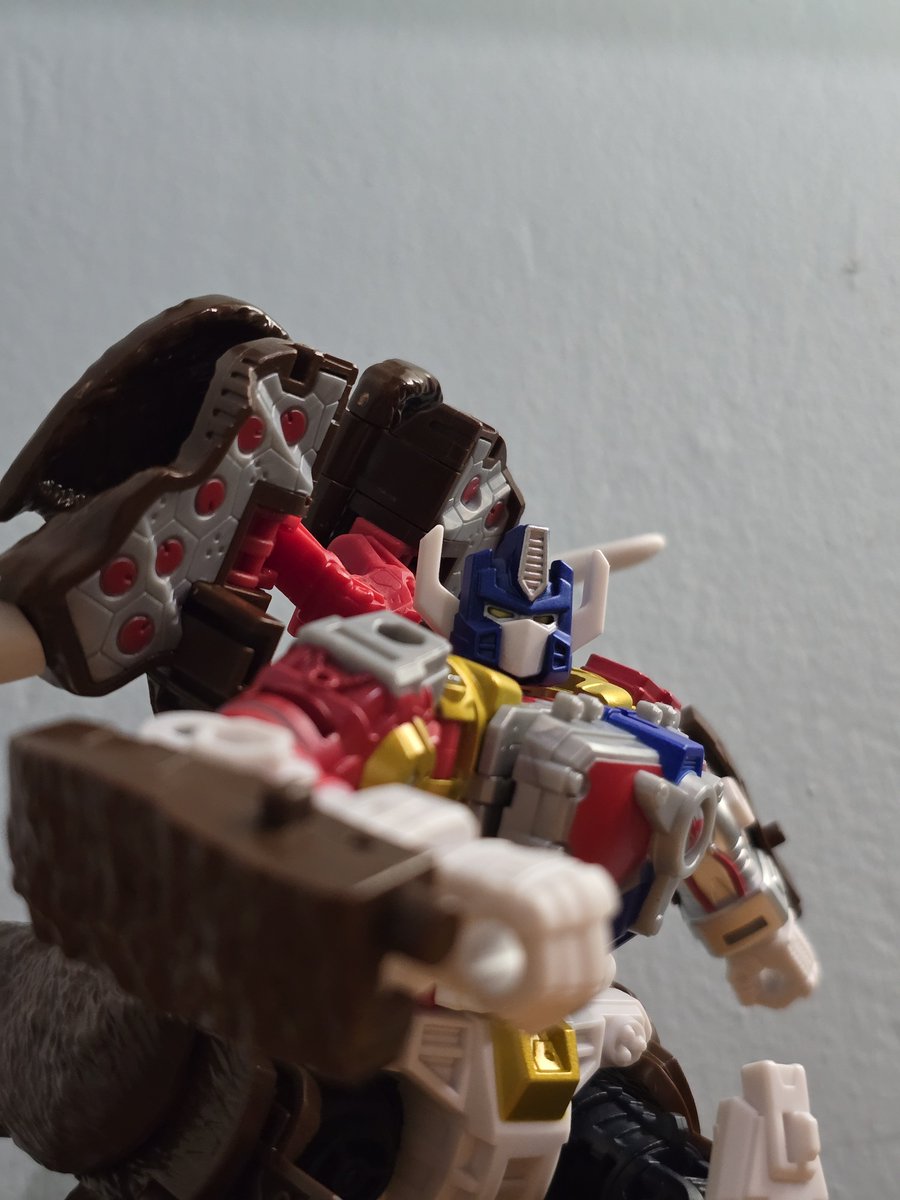 TFHypeGuy's tweet photo. Why did no one tell me Big Convoy is easily the best AOTP Leader by far

One Man Army defined into a figure.

This guy is a joy, 9/10.

Gotta start back rating figures. https://t.co/Gcui6dis9z