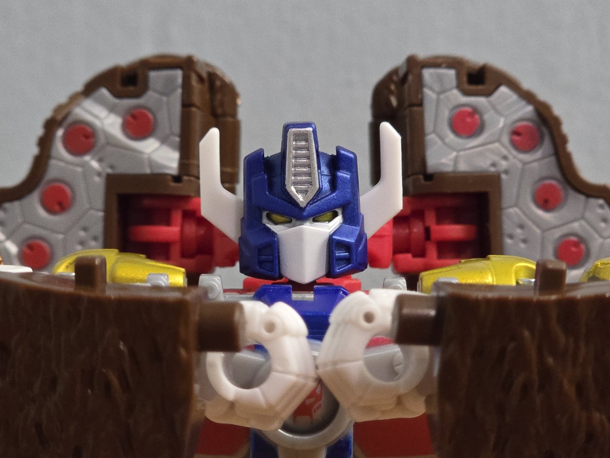 TFHypeGuy's tweet photo. Why did no one tell me Big Convoy is easily the best AOTP Leader by far

One Man Army defined into a figure.

This guy is a joy, 9/10.

Gotta start back rating figures. https://t.co/Gcui6dis9z
