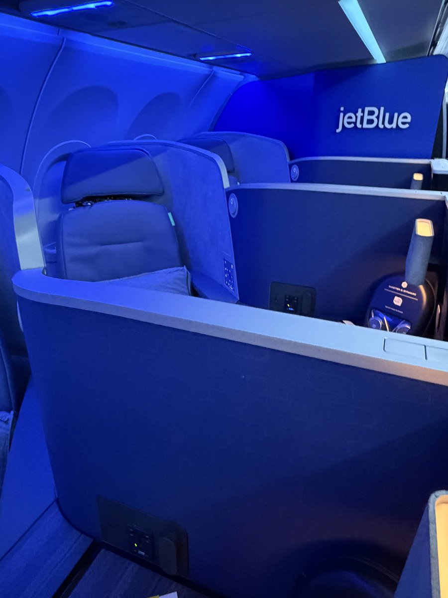 perksadvisor's tweet photo. JetBlue announces “BlueFirst” on flights without Mint (lie flat seats). These recliner seats will have a 2 + 2 formation.  BlueFirst will include lounge access and upgraded dining. Rollout will begin this year. #jetBlue #aviation https://t.co/372oL0sDVH