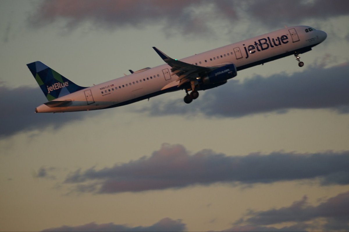 perksadvisor's tweet photo. JetBlue announces “BlueFirst” on flights without Mint (lie flat seats). These recliner seats will have a 2 + 2 formation.  BlueFirst will include lounge access and upgraded dining. Rollout will begin this year. #jetBlue #aviation https://t.co/372oL0sDVH
