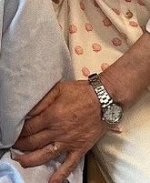 MarineLibby's tweet photo. @clerpatriot I'm going to ZOOM in on HER HAND and FINGERS...
AND THERE IT IS #PhotoshopFAIL #AIMitch 

Always, start looking at the fingers.  Looks like they forgot to finish the shirt/pillow/finger interchange! 
Ring Finger @MorganC000 @EscanorReloaded @PatriotElsa  you see what I see? https://t.co/wIpHGXZ8qJ