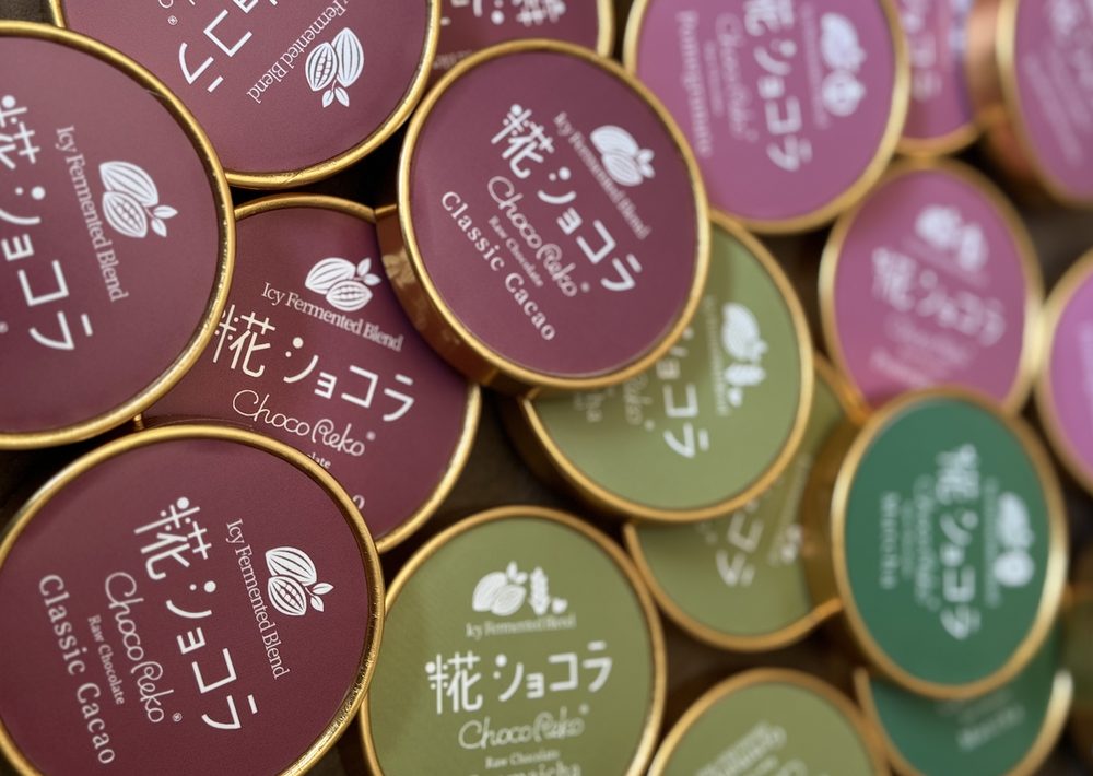 ChocoReko's tweet photo. 夏の冷凍庫に、たっぷり18回分のご褒美を。
『冷えチョコ2026』の今週発送分の受付がスタートしました！
白砂糖不使用・糀を使った、ひんやりとろける罪悪感ゼロのショコラ。手仕事でお作りしているため、今週のSHARE18の枠は【6箱】限定です。夏の疲れを癒やすお供にぜひ。
https://t.co/ZmUNNXMsB3 https://t.co/Cw1P81gPfJ