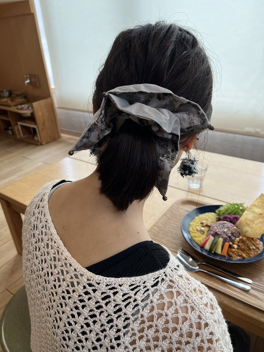 comachihacoplus's tweet photo. スクエアシュシュというものを
初めて付けてみたのですが
すっかりはまってしまいました✨
華やかになってかわいい♡ https://t.co/BNFtZQyQZE