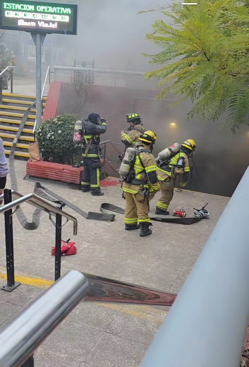 ALERTADESISMO's tweet photo. Seis estaciones de la Línea 5 del Metro son cerradas debido a humo en un tren en Santa Isabel https://t.co/2AwpEy4Yym https://t.co/CKlaf9Pcpx