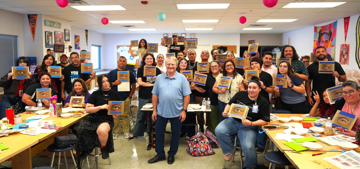 SISD_FineArts's tweet photo. Thank you to Lenny Buscemi for the PHENOMENAL workshop he led for our SISD art teachers. The invisible gridding method, along with his media suggestions and tips will surely be passed on to our students! 

#TeamSISD #SISDFineArts https://t.co/j6HgqmGk6c