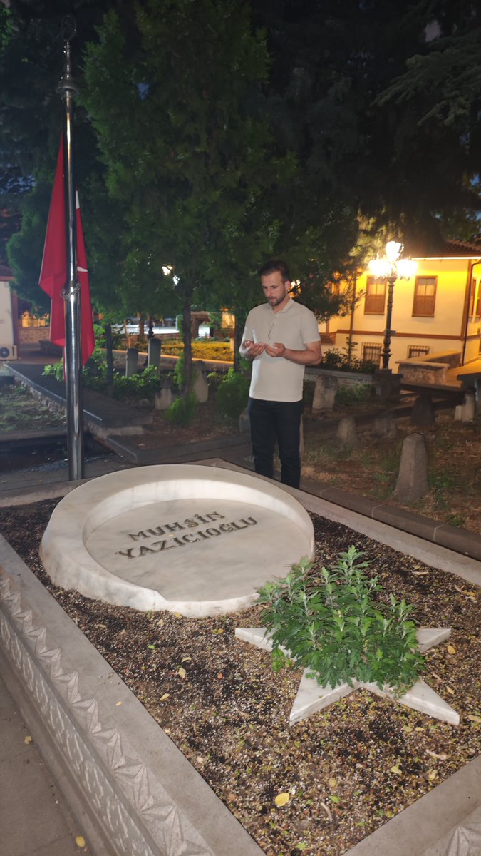 abdullahsehitog's tweet photo. 📍 Muhsin Yazıcıoğlu Anıt Mezarı | Ankara

Merhum Muhsin Yazıcıoğlu'nun kabrini ziyaret ederek dua ettik. Rabbim mekânını cennet, makamını âli eylesin. Aziz hatırası daima yaşayacaktır.

#Ankara #muhsinyazıcıoğlu #abdullahşehitoğlu https://t.co/oA3J4YuIvZ