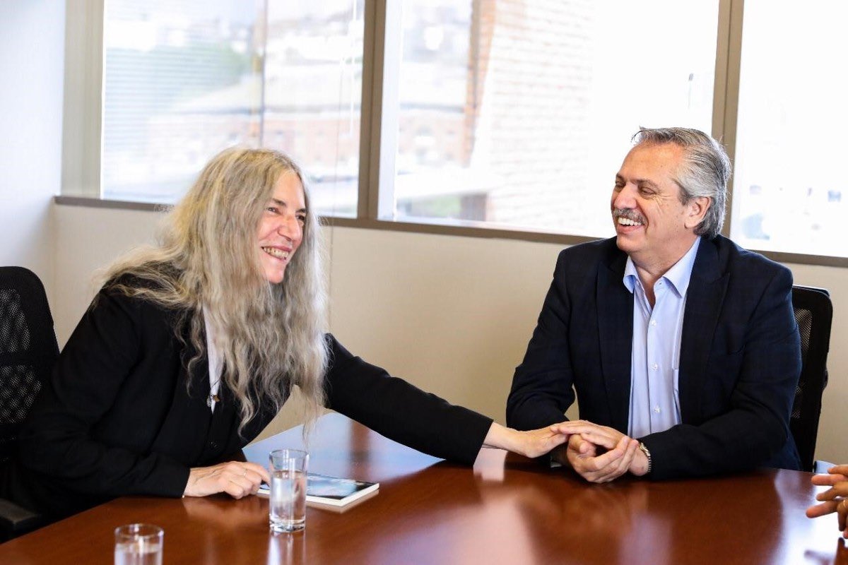 epineyro_ok's tweet photo. Hola Patti Smith, te cuento algo de “LOS BUENOS” 

España es el único país que aún tiene colonias en el África (Ceuta y Melilla)

Fueron los primeros en usar armas químicas (gas mostaza) en África en la guerra del Rif (1921-27)

Sus pesqueros están depredando los recursos, la nutrición y los puestos de trabajo en Mauritania y Senegal 

Como los demás países Europeos, España obstaculiza los rescates de migrantes en el Mediterráneo mediante Guardia Costera y Frontex

La represión del gobierno franquista produjo 140,000 muertos

En la colonización de América Latina organizaron matanzas de cientos de miles de habitantes nativos (Jaragua 1503, Cholula 1519, Tenochtitlan 1521, Cajamarca 1532, etc)

En junio de 1970 España fue responsable de la desaparición forzada de Mohamed Sidi Brahim Basiri líder de la revuelta de El Aiún.  

Solo en 1975 se retiró del Sáhara Occidental.  

Verás Patti que el uso liviano de etiquetas solo sirve para cubrir cosas, tal y como lo estás haciendo. La próxima vez, antes de etiquetar buenos y malos, basta que mires para adentro. Como le dije a tu compatriota y colega argentófobo, @SamuelLJackson :   el de Uds es el país más racista del mundo, por lejos.