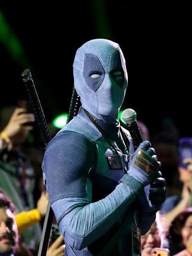 MCUFilmNews's tweet photo. Ryan Reynolds reveals the name of his Deadpool costume color for #SDCC:

“Jean Grey.” https://t.co/KjEDSHP835