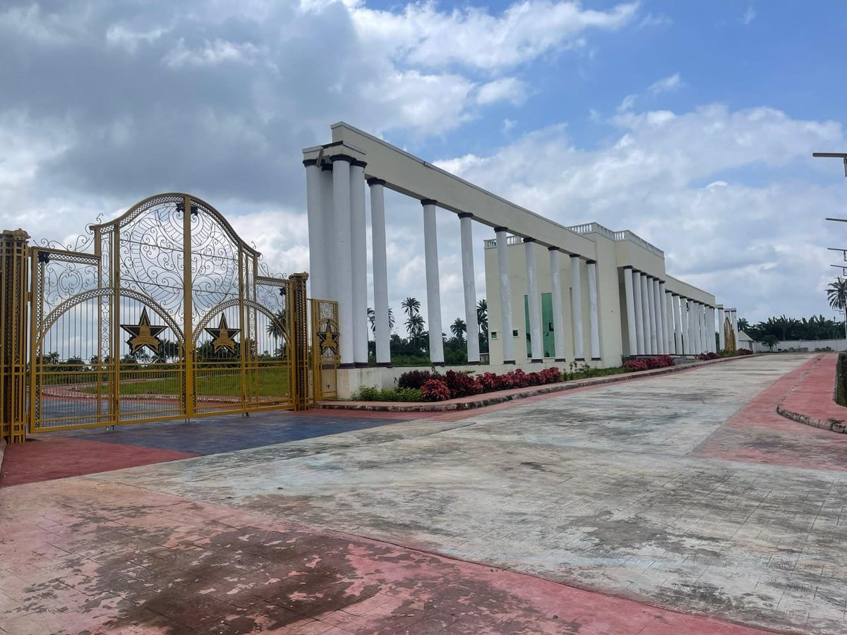 GMAIDSUSTAeb's tweet photo. 1 acre of land Available for sales in this serenity estate.

The estate features.
🏠Gate house.
🏠 Good road
🏠 Recreational facilities 

Location:Afao, Ekiti state International airport road, Ado Ekiti 

Asking price #4m per plot

📞 08138229846; 08061767895 https://t.co/OZn5XaENp0