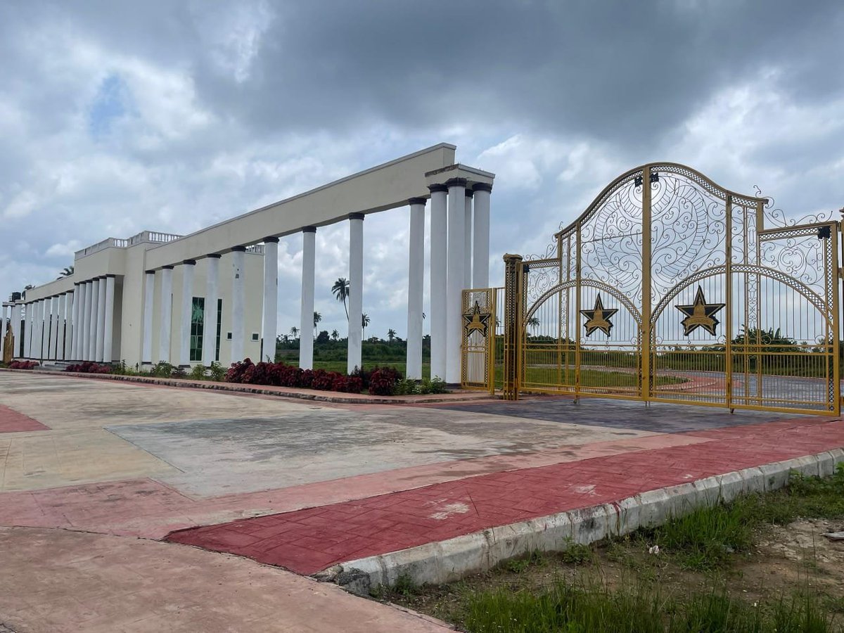 GMAIDSUSTAeb's tweet photo. 1 acre of land Available for sales in this serenity estate.

The estate features.
🏠Gate house.
🏠 Good road
🏠 Recreational facilities 

Location:Afao, Ekiti state International airport road, Ado Ekiti 

Asking price #4m per plot

📞 08138229846; 08061767895 https://t.co/OZn5XaENp0