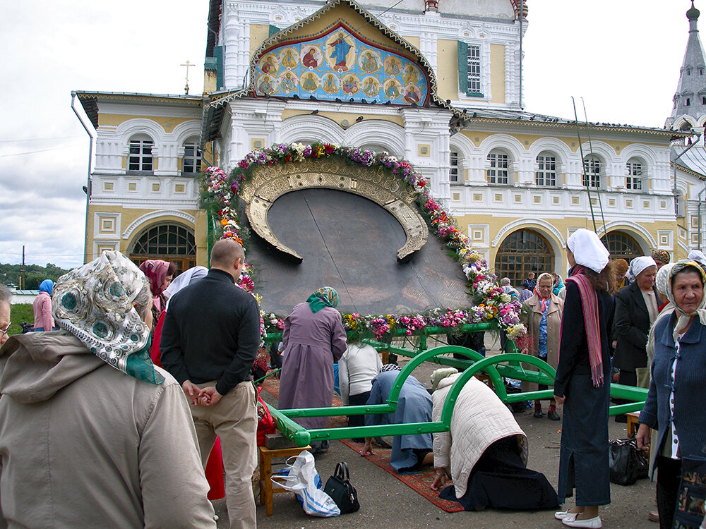 SlavTri62073's tweet photo. 2nd Commandment does not forbid images in the Church, it also does not talk only about pagan idols, these are 2nd Nicea theology lies.

2nd Commandment forbids making IDOLS and proceeds to explain what is an idol - image receiving service (latreia) and prostrations (proskinesis) https://t.co/u3rLBCoejp
