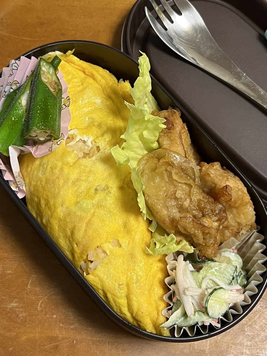 hanasakabba's tweet photo. ���中の雨？で久しぶりに涼しい朝、、駅まで歩いたら大汗でしたけれど🥵 本日はオムライス、鶏の唐揚げ、オクラの生姜醤油漬け、胡瓜とカニカマのマヨ和え。亡き母がよくお弁当に入れてくれたけれど、今みたいに深いカップの無い時代で、ご飯にマヨがしみて嫌だったなぁ笑
#お弁当 #お弁当記録 https://t.co/tjbAQbKgP3