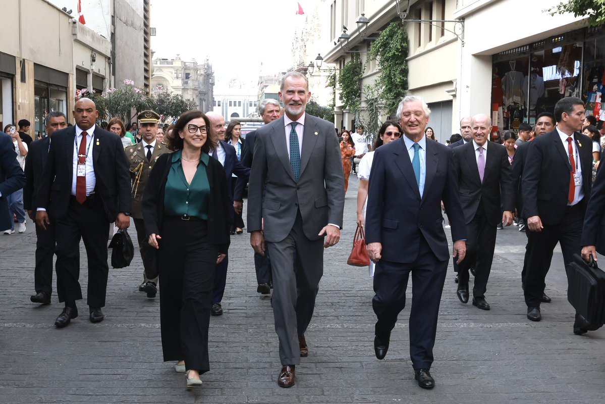 CasaReal's tweet photo. 🇵🇪 En la víspera de la ceremonia de Transmisión del Mando Supremo, el Rey mantiene un encuentro con la presidenta electa de la República del Perú, Keiko Fujimori, en el Palacio de Torre Tagle.

➡️https://t.co/xqdg7qYpJi https://t.co/V8bJEWJVnG