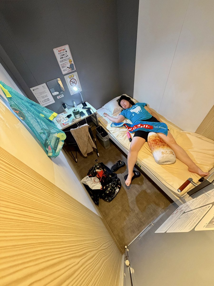 truckmeimei's tweet photo. 八戸港からの長距離運転に備える25歳

すみません、まだ「準備中」です😪💤 https://t.co/XR15ar4pSF