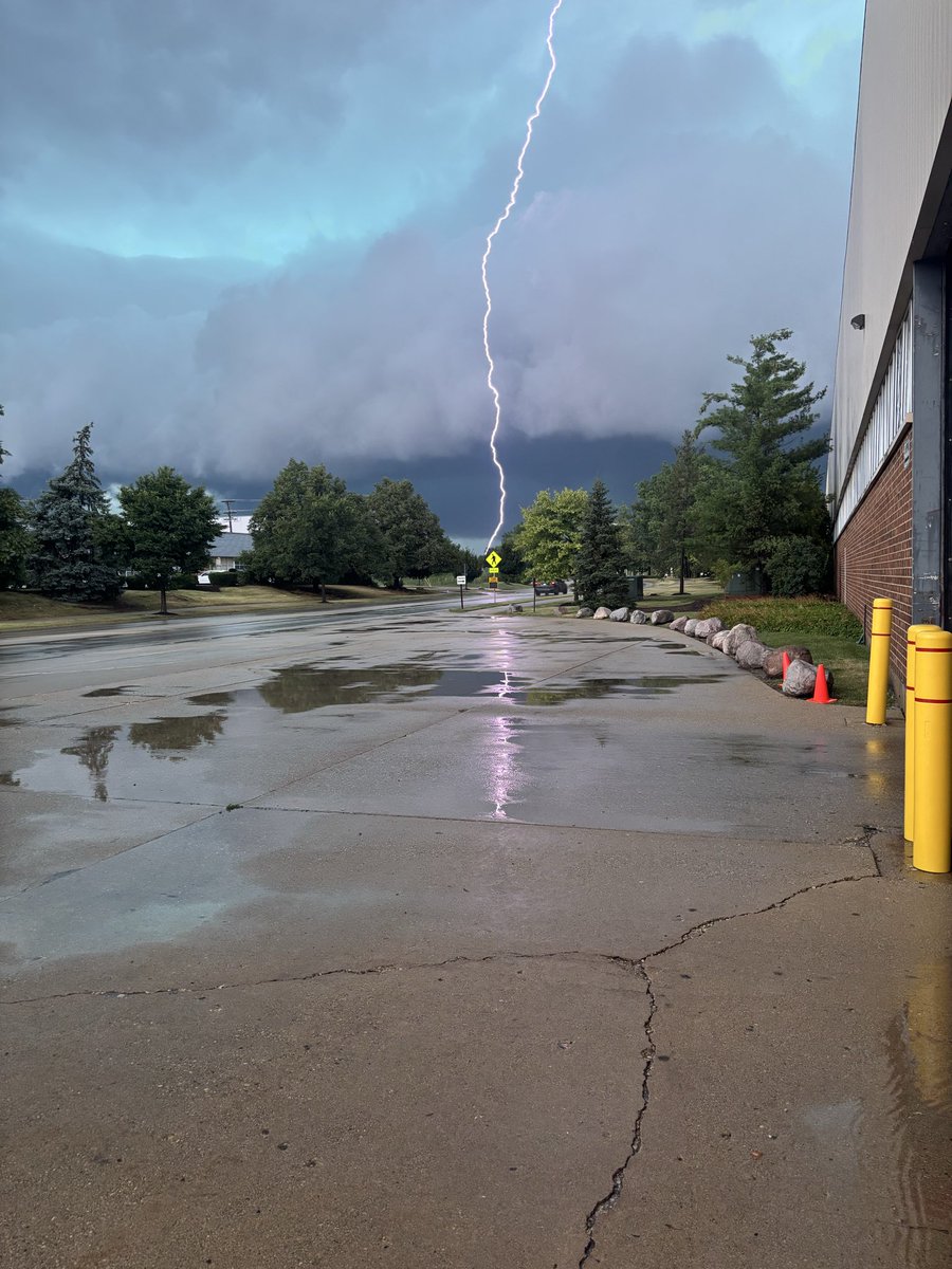 Dwillxs12's tweet photo. The most insane/luckiest photo i’ve ever taken 🤯 https://t.co/TXLVVeON1n