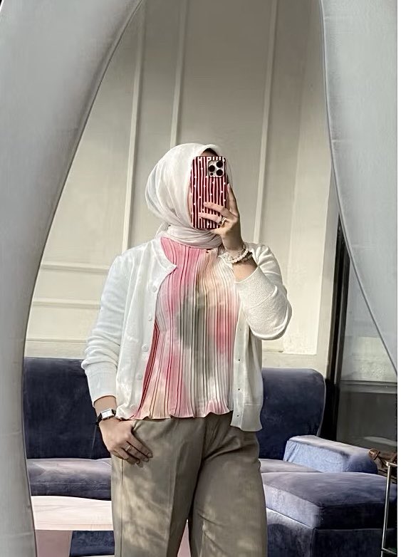 koikorooo's tweet photo. kita emang aneh ya….
baju masih bagus, tapi gara-gara udah pernah dipost langsung ngerasa "udah gak bisa dipake foto lagi" 😭
untung ada inner cardigan, tinggal mix &amp; match udah berasa outfit baru. 🤍🤑 https://t.co/xzIXT7TFYT