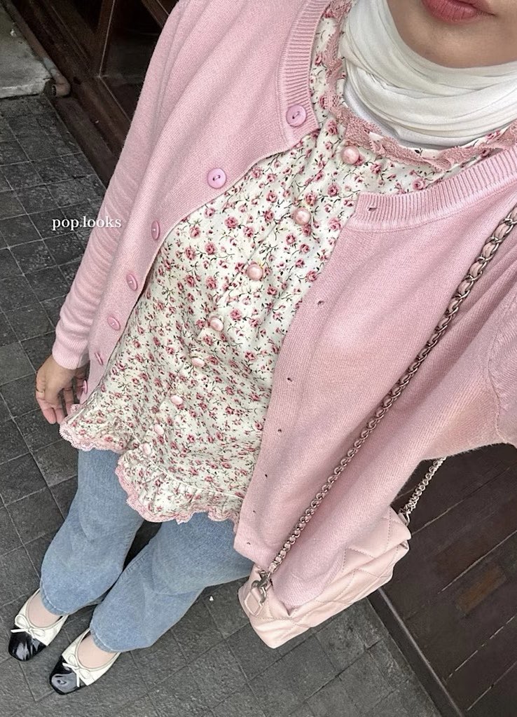 koikorooo's tweet photo. kita emang aneh ya….
baju masih bagus, tapi gara-gara udah pernah dipost langsung ngerasa "udah gak bisa dipake foto lagi" 😭
untung ada inner cardigan, tinggal mix &amp; match udah berasa outfit baru. 🤍🤑 https://t.co/xzIXT7TFYT