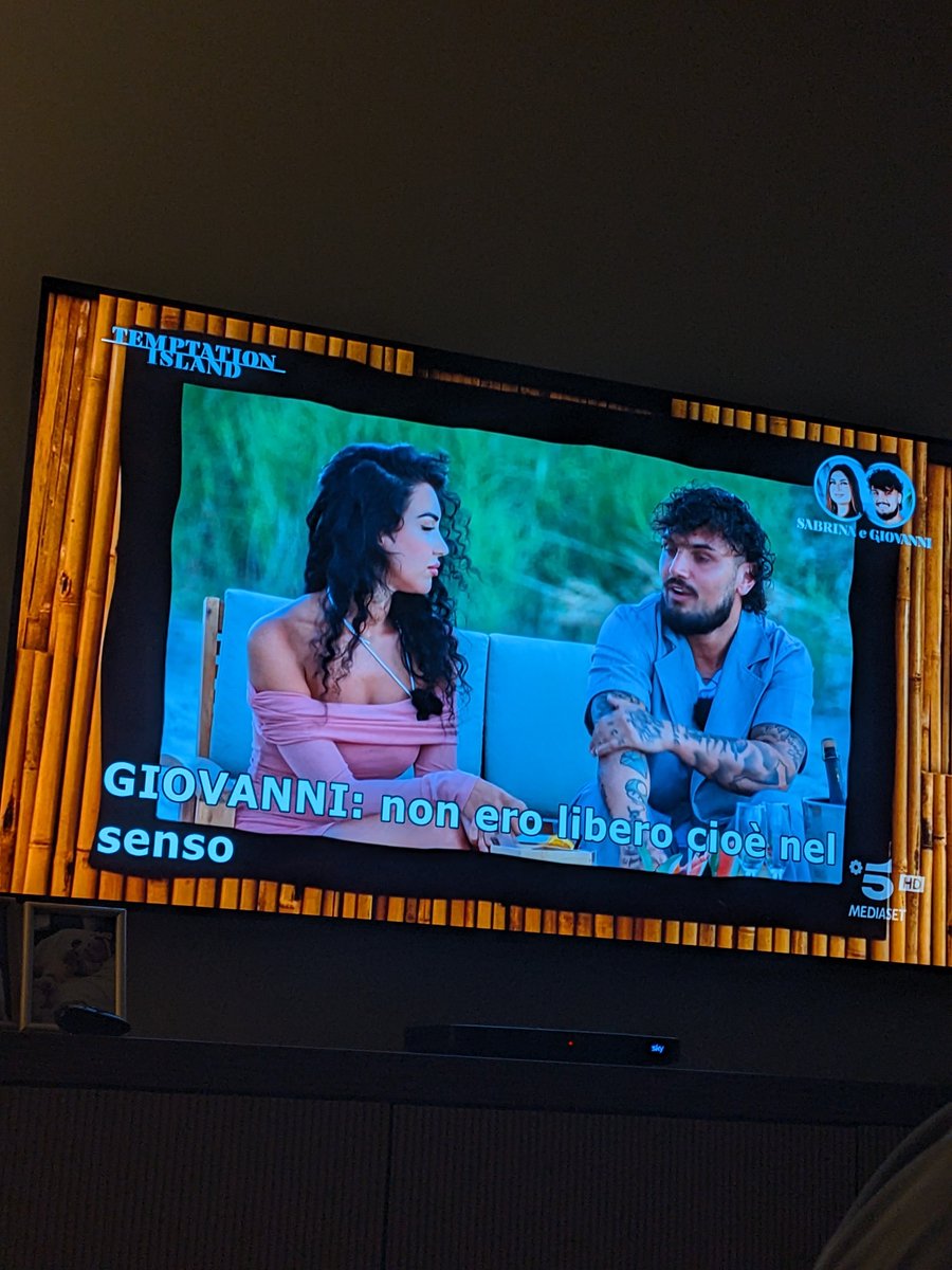 Damyanto's tweet photo. Ma lei è sordo muta? Parla? 
#temptationisland https://t.co/VMGEQrP6St