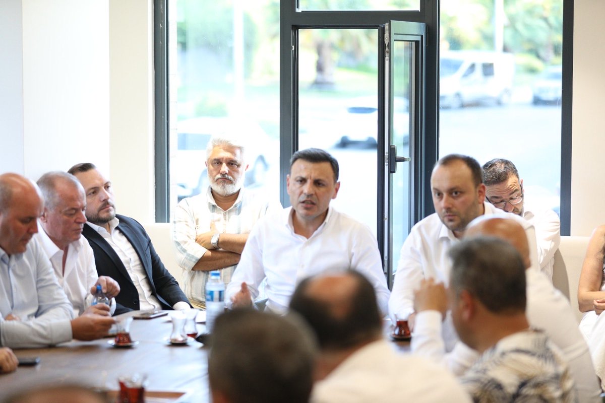 BurakErginChp's tweet photo. Türkiye’nin geleceğine dair sorumluluğumuzu, ortak akıl ve güçlü bir dayanışma anlayışıyla taşımaya devam ediyoruz.

Seçilmiş İstanbul İl Başkanımız Sayın Özgür Çelik başkanlığında ilçe başkanlarımızla bir araya gelerek ülkemizin ve örgütümüzün içinde bulunduğu süreci kapsamlı şekilde değerlendirdik.

Milletimizin değişim talebini büyütecek, demokrasiye, hukuka ve halkın iradesine sahip çıkacak mücadelemizi; birlik, dayanışma ve örgüt disiplini içerisinde sürdürme kararlılığımızı bir kez daha ortaya koyduk.

Bugün; ayrışmanın değil kenetlenmenin, tereddüdün değil cesaretin, beklemenin değil doğru zamanda doğru adımları birlikte atmanın günüdür. Bu anlayışla önümüzdeki döneme ilişkin hazırlıklarımızı ortak akılla sürdürüyoruz.

İnanıyoruz ki Türkiye’nin ihtiyaç duyduğu yeni siyaset anlayışı; halkın umudunu büyüten, adaleti esas alan ve millet iradesini her şeyin üzerinde tutan bir mücadeleyle hayat bulacaktır.

Yılmadan, yorulmadan; Genel Başkanımız Sayın Özgür Özel’in liderliğinde, yol arkadaşlarımızla omuz omuza, ülkemizin aydınlık yarınları için çalışmaya ve mücadelemizi büyütmeye devam edeceğiz.

Çünkü biz, makamlar için değil; milletimiz, demokrasimiz ve Türkiye’nin geleceği için mücadele eden büyük bir aileyiz.