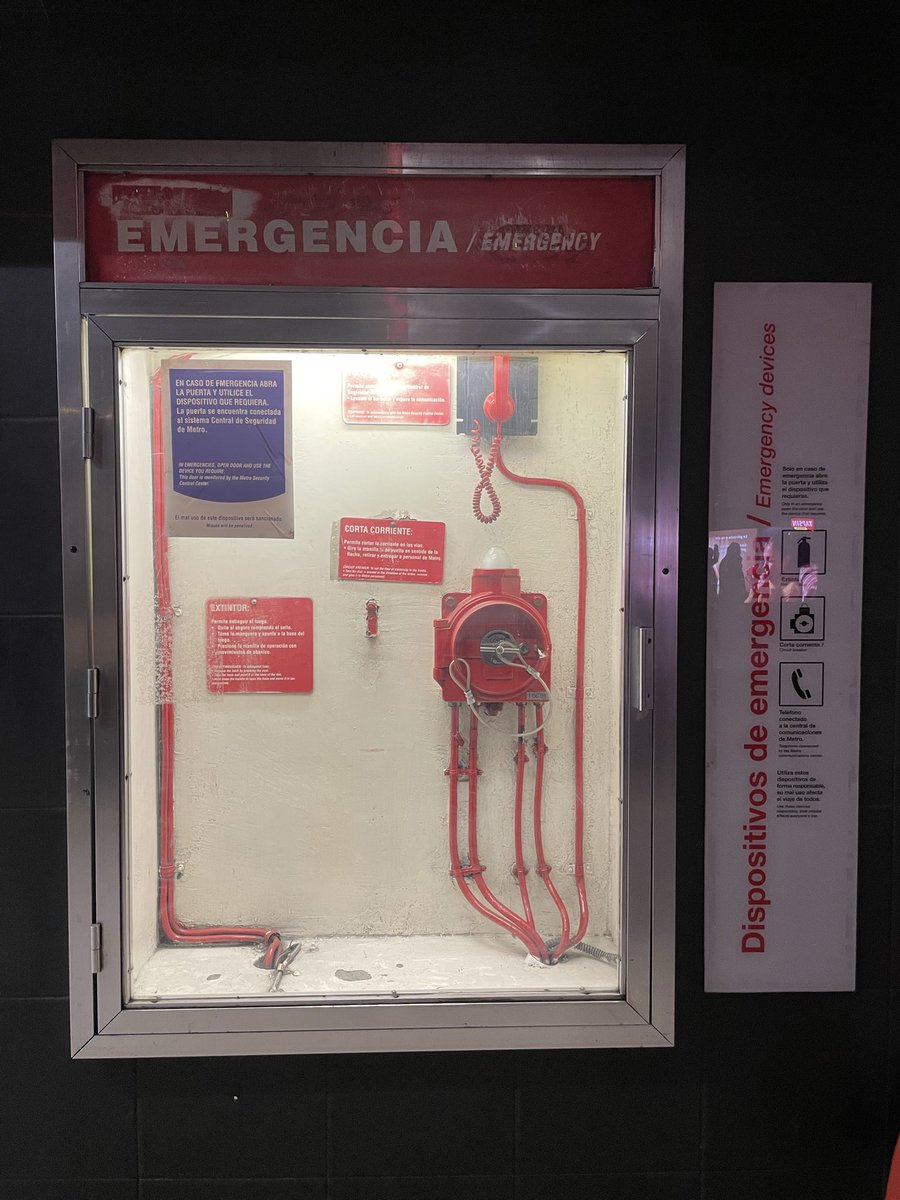 arieIIopez's tweet photo. En varias estaciones del Metro he observado hace semanas que no hay extintores de incendios

Ahora hay fuego en un vagón del Metro L5 

Las condiciones de operación y seguridad en el Metro son cada vez peores https://t.co/FVetPSIgN9