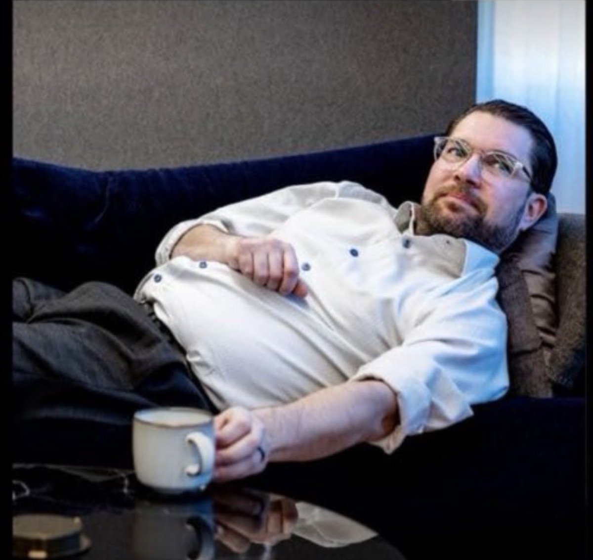 HStahlgren's tweet photo. Han jobbar minst i riksdagen, tjänar mest, glider runt på lyxbåtar och käkar gratisluncher med företagare, skriver böcker som han låter partiet köpa, resten bränner han upp. 

Sverige största lurendrejare. Mest korrupta politikern. 
En skam för Sverige. https://t.co/pbFF0NiR5M