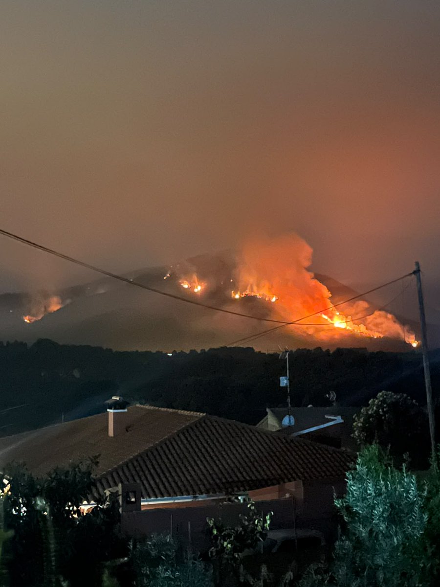 avamet's tweet photo. #IFLaVallDUixó Una nit més patint pel que està passant a la Serra d'Espadà. En este cas es tracta de fotos d'Onda.

L'única bona notícia, de moment, és meteorològica: la humitat relativa supera el 80 % en estos moments a la Serra d'Espadà després d'uns dies amb molt poca humitat. https://t.co/DATdthWkSa