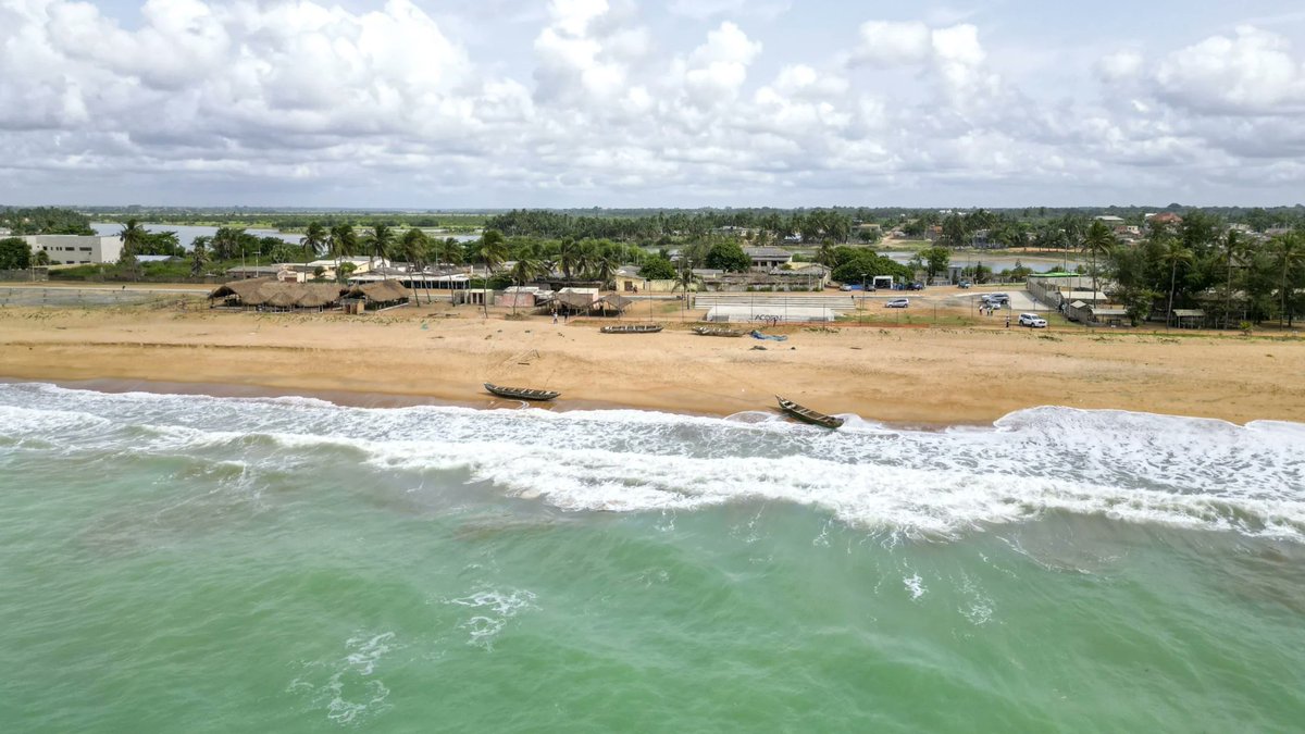 WorldBankGroup's tweet photo. In Sub-Saharan Africa, a single drought can wipe out up to 900,000 jobs in just one year.

But investments in resilience are helping change that. They are enabling communities to adapt, protect livelihoods, and build lasting progress: https://t.co/RxmmWR3pO8 https://t.co/RrwELqgKqT