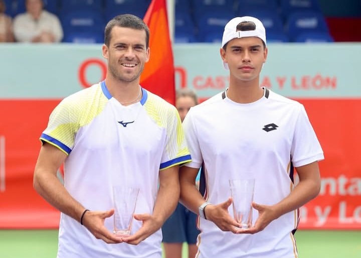 Not_Esportivas's tweet photo. ATP Challenger!
Parabéns aos duplistas campeões, os espanhóis Alejo Sanchez e o seu compatriota Benjamin Winter que conquistaram o @ATPChallenger de Segovia na Espanha
#ATPChallenger #tennis #Segovia #TenisElEspinar #OnTheRise #AlejoSanchezQuilez #BenjaminWinterLopez https://t.co/qDPHRYojLa
