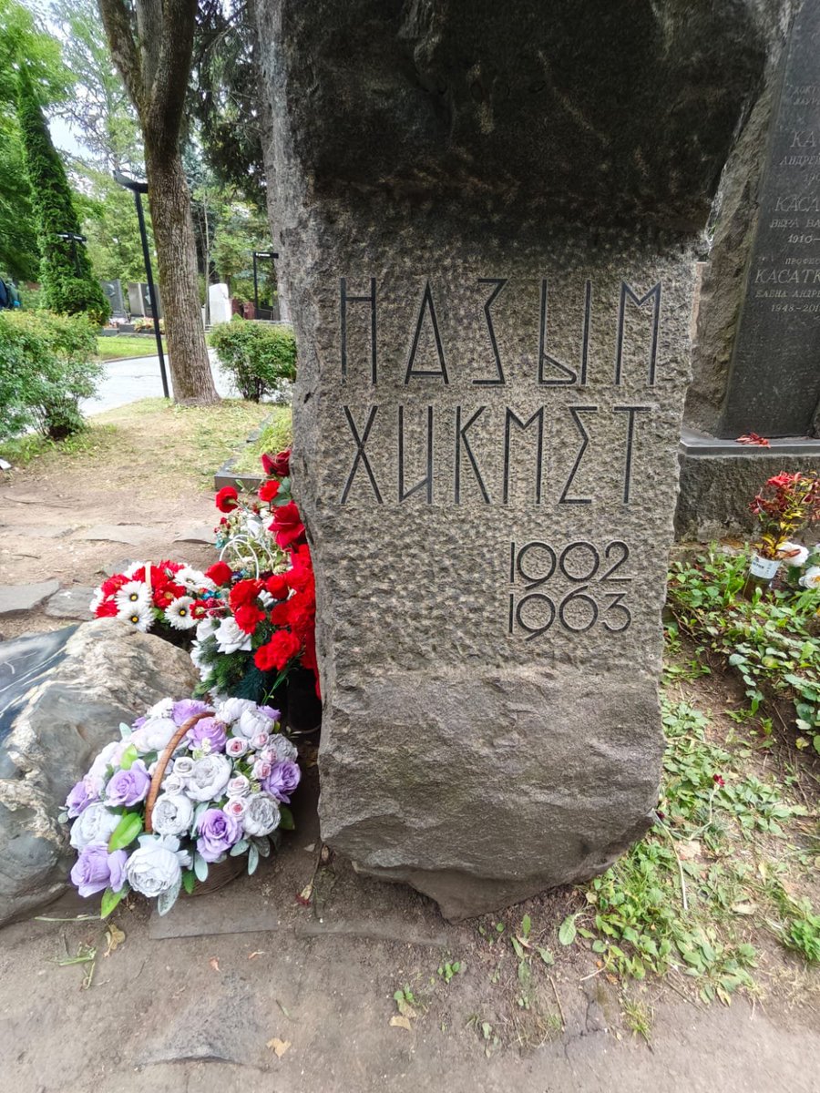 kuzikomm's tweet photo. Sonunda 🙏 #moskova #nazımhikmet https://t.co/8gYitRx8UW