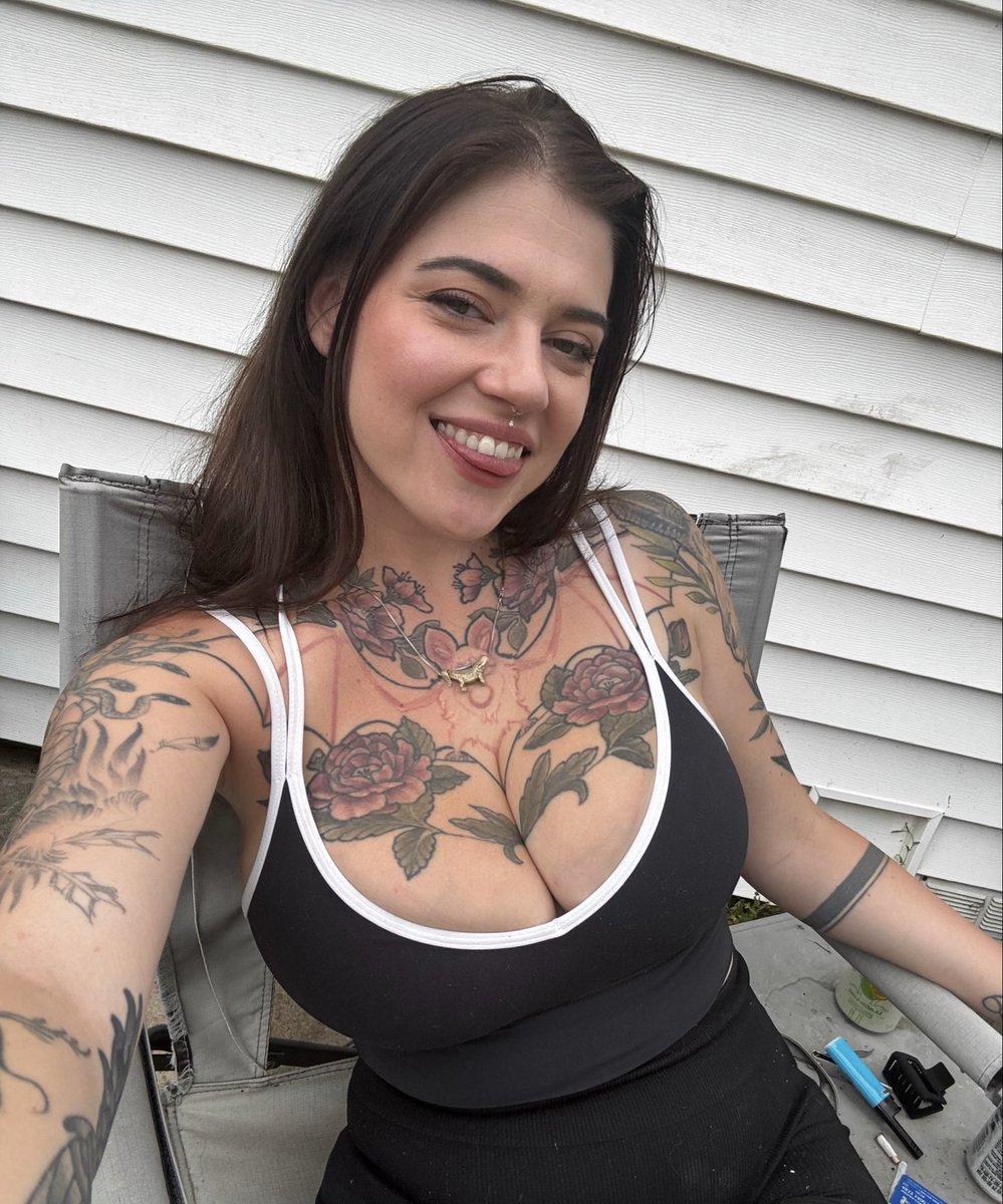 Candid_Wonder's tweet photo. RBF but I’m really sweet, I swear #tattooedgirl #altgirl #rbf #bigtittygothgf https://t.co/Rxx7wrwz1Y