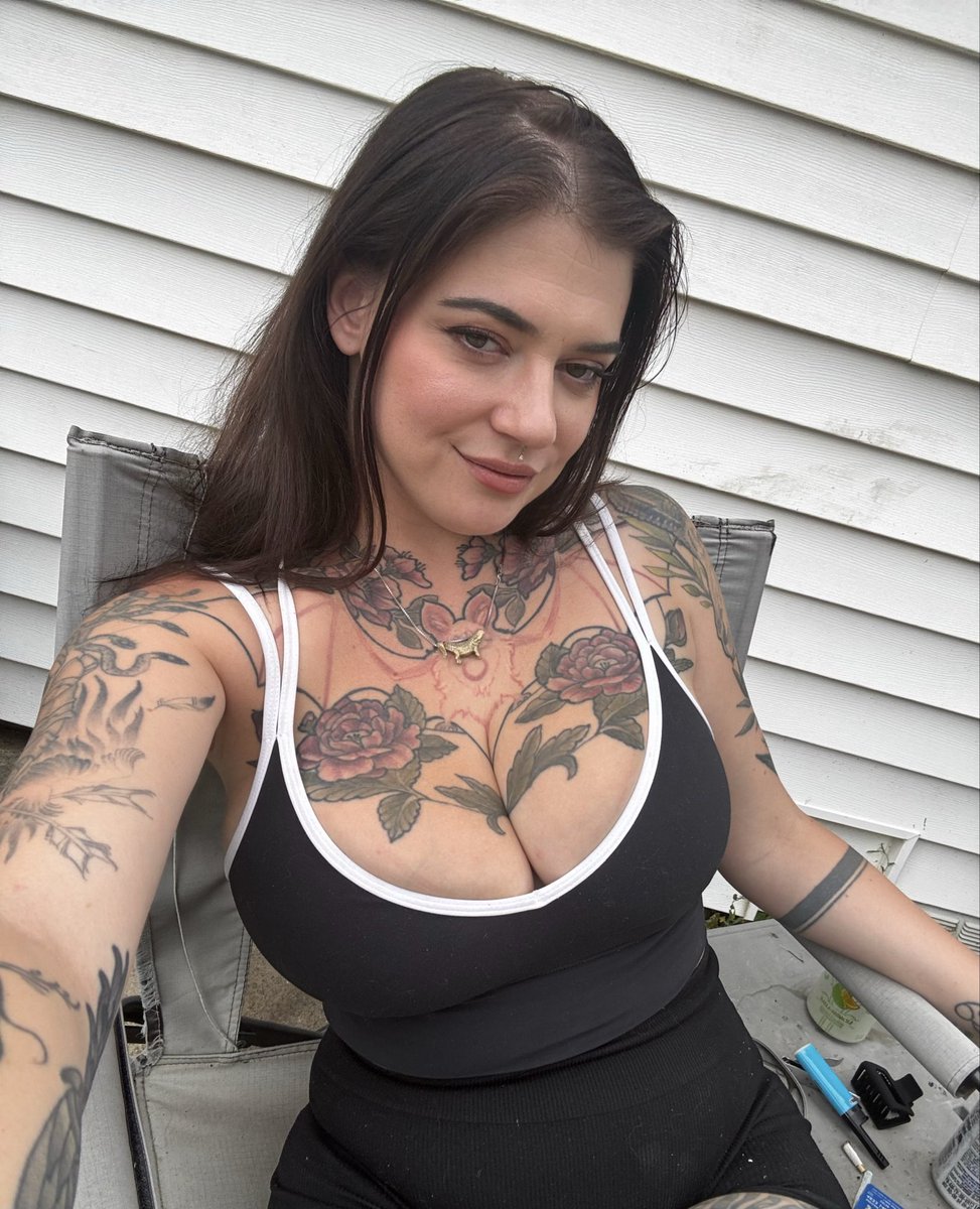 Candid_Wonder's tweet photo. RBF but I’m really sweet, I swear #tattooedgirl #altgirl #rbf #bigtittygothgf https://t.co/Rxx7wrwz1Y