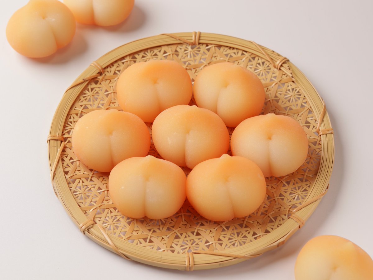 beniyamiyake's tweet photo. 外郎で仕立てた｢コギケツ｣です🍑
リクエストが多く作ってみたものの、販売用として出すべきか葛藤してました。（お尻の穴つきです）
​例年のごとくカステラとの闘いと思いきや、コーギーに追われながら迎える35才の誕生日🎂
35歳も遊び心とこだわりを込めたお菓子をお届けしてまいります！ https://t.co/lt6CXVKDPE