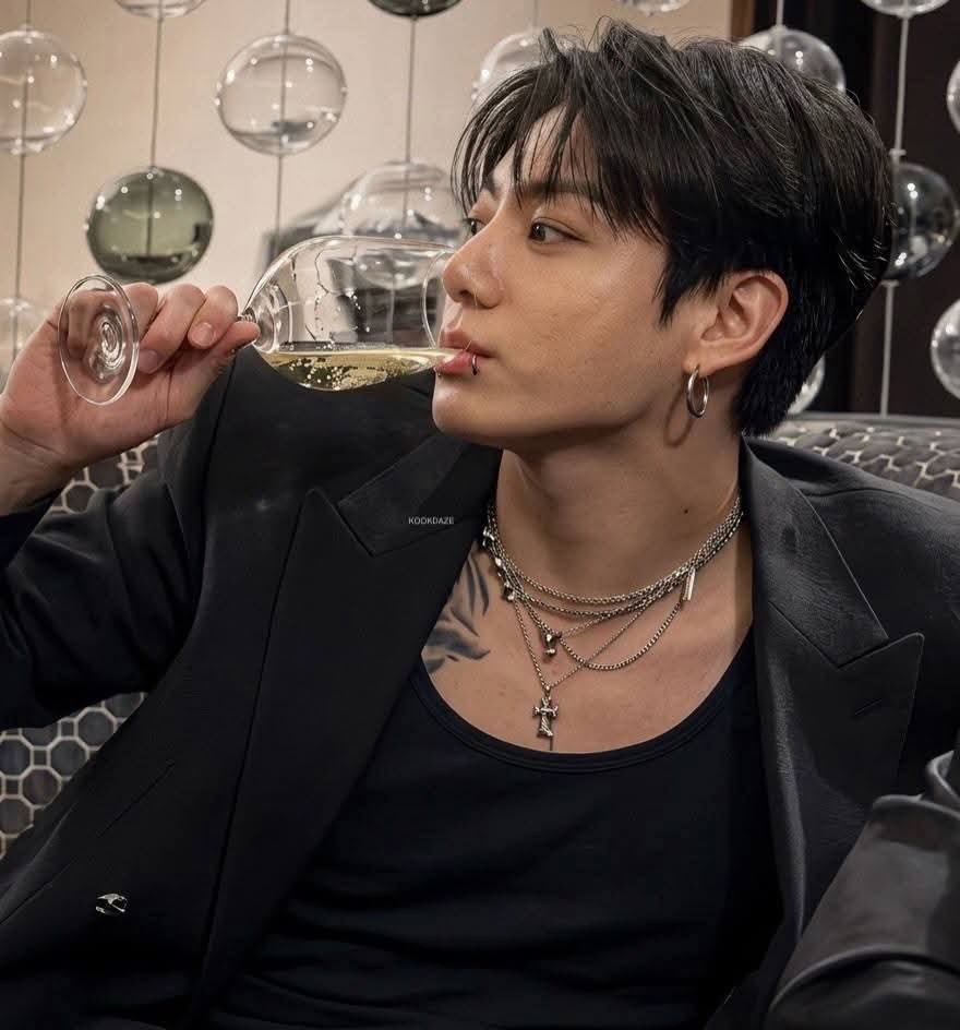 VKFLORAL's tweet photo. #taekookau 🔞

The sexual tension was quite evident in the dimly lit elevator, only a few feet distance between the two ‘rivals’. 

Taehyung’s ‘know-it-all’ smirk only boiled Jungkook’s blood even more.

“Fuck you Kim.”

Tae’s smirk only widens “Oh right here babe? Gladly.” https://t.co/P8AHyMJMWE