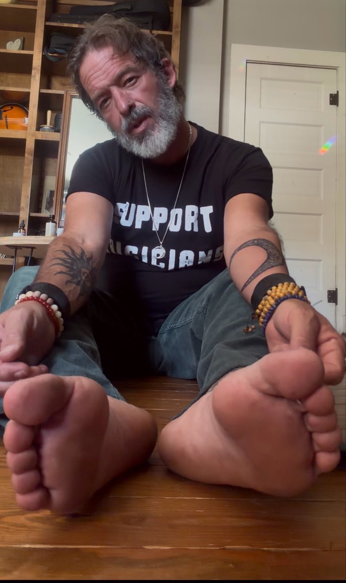 StephenAngelos's tweet photo. Support musicians, especially barefoot ones, #MaleFeet #StephenAngelos https://t.co/4XBJqmcz6Y