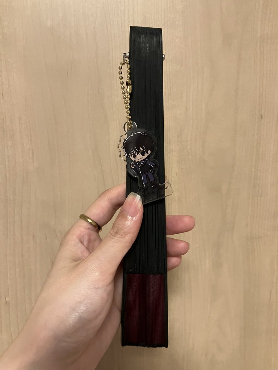 tabekk0's tweet photo. 100均で扇子買ったらなんか引っ掛けられる穴があったから大好き絵柄の松田をぶら下げてご機嫌でございます https://t.co/5kAg5soN6f