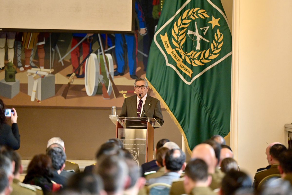 Carabdechile's tweet photo. 📍#LasCondes: Con la presencia de diversas autoridades, encabezadas por el General Director de Carabineros, Marcelo Araya, y el Fiscal Regional Metropolitano Sur, Héctor Barros, se dio inicio al Diplomado en Crimen Organizado en la Academia de Ciencias Policiales.

Esta instancia académica tiene como objetivo fortalecer las capacidades profesionales y estratégicas para enfrentar el crimen organizado, promoviendo la actualización permanente de conocimientos, el análisis de nuevas amenazas y el trabajo coordinado entre las instituciones encargadas de resguardar la seguridad del país.
#OrdenyPatria