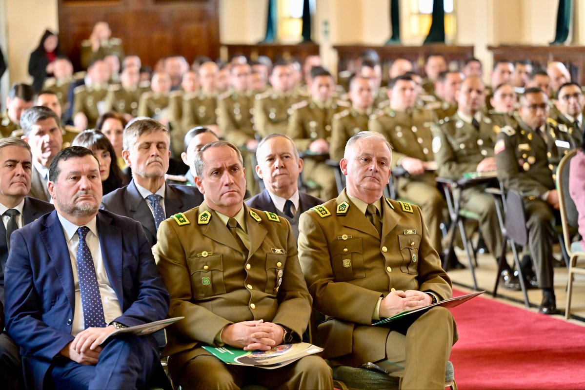 Carabdechile's tweet photo. 📍#LasCondes: Con la presencia de diversas autoridades, encabezadas por el General Director de Carabineros, Marcelo Araya, y el Fiscal Regional Metropolitano Sur, Héctor Barros, se dio inicio al Diplomado en Crimen Organizado en la Academia de Ciencias Policiales.

Esta instancia académica tiene como objetivo fortalecer las capacidades profesionales y estratégicas para enfrentar el crimen organizado, promoviendo la actualización permanente de conocimientos, el análisis de nuevas amenazas y el trabajo coordinado entre las instituciones encargadas de resguardar la seguridad del país.
#OrdenyPatria