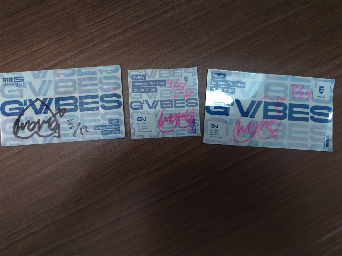desuRidertokyu's tweet photo. #gvibes #もちもちﾓﾓﾁｬﾝ
#アンビシャス北海道　　　

左から1代目、2代目、3代目。
待望のステッカー！！

顔に貼るとすると
どこに貼るか迷いますね(貼ろうとするな)

思わずガッツポーズして
MOMOさんに笑われてしまいました😇 https://t.co/Ugq4D33QCK