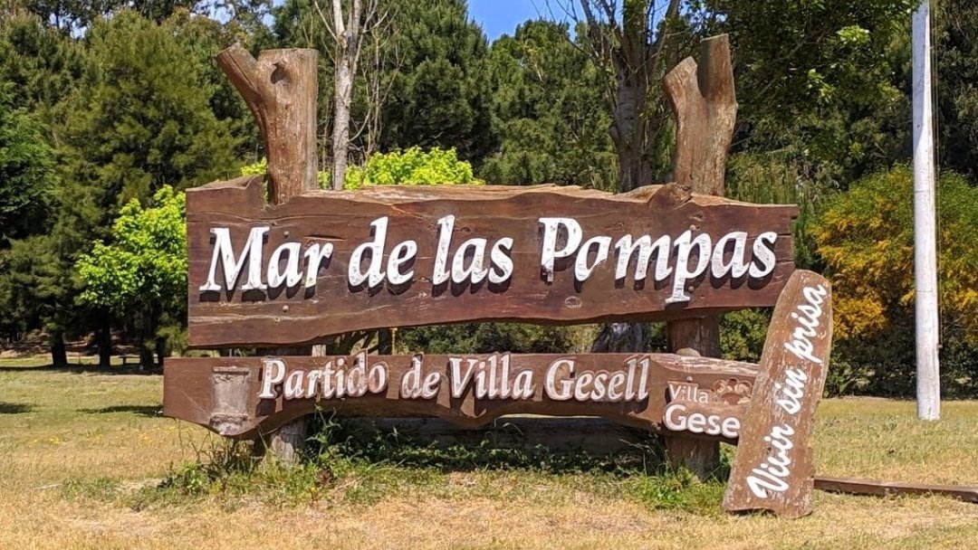 nathlvsbri's tweet photo. Au natharmin viaje de egresados a mar de las pompas 

En donde se van de egresados a mar de las pompas porque los re cagaron con el viaje a bariloche 
O 
En donde dos mejores amigos empiezan a dudar de sus sentimientos https://t.co/zjT61ZWLlj