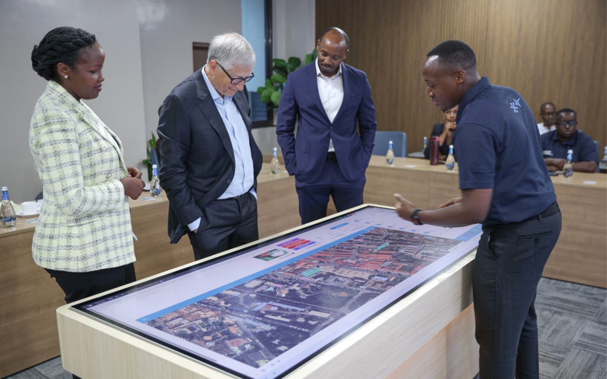 umunotanews's tweet photo. Umurongo uhamye, Ubuyobozi bwiza n’ishoramari: Ishusho Bill Gates yasigaranye ku Rwanda
========================
Umuherwe w’Umunyamerika akaba n’uwashinze Gates Foundation na Microsoft, Bill Gates uherutse gusura u Rwanda yavuze ko icyumweru yamaze arusura yasigaranye isomo ry’uko iyo igihugu kiyobowe neza, kigashora imari mu baturage, mu bumenyi no mu ikoranabuhanga, impinduka zifatika zishoboka.

Bill Gates yasuye u Rwanda mu mpera za Nyakanga, mu ruzinduko rwari  rugamije kumenya byinshi ku rugendo rw’u Rwanda mu guteza imbere inzego zirimo ubuzima no kuganira n’abayobora ibigo bifite uruhare mu kubaka ejo hazaza ha Afurika.

Mu rugendo rwe rw’icyumweru mu Rwanda, Bill Gates yasuye ahantu hatandukanye hagaragaza iterambere ry’u Rwanda mu buzima, ikoranabuhanga n’uburezi anahura n’abayobozi batandukanye.

Yavuze ko yiboneye n’amaso ye uburyo igihugu cyashoye imari mu baturage, mu buzima, mu ikoranabuhanga no mu bayobozi bafite icyerekezo.

▶️▶️ Soma inkuru irambuye: https://t.co/mHUk3FpdMG