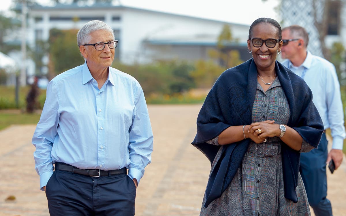 umunotanews's tweet photo. Umurongo uhamye, Ubuyobozi bwiza n’ishoramari: Ishusho Bill Gates yasigaranye ku Rwanda
========================
Umuherwe w’Umunyamerika akaba n’uwashinze Gates Foundation na Microsoft, Bill Gates uherutse gusura u Rwanda yavuze ko icyumweru yamaze arusura yasigaranye isomo ry’uko iyo igihugu kiyobowe neza, kigashora imari mu baturage, mu bumenyi no mu ikoranabuhanga, impinduka zifatika zishoboka.

Bill Gates yasuye u Rwanda mu mpera za Nyakanga, mu ruzinduko rwari  rugamije kumenya byinshi ku rugendo rw’u Rwanda mu guteza imbere inzego zirimo ubuzima no kuganira n’abayobora ibigo bifite uruhare mu kubaka ejo hazaza ha Afurika.

Mu rugendo rwe rw’icyumweru mu Rwanda, Bill Gates yasuye ahantu hatandukanye hagaragaza iterambere ry’u Rwanda mu buzima, ikoranabuhanga n’uburezi anahura n’abayobozi batandukanye.

Yavuze ko yiboneye n’amaso ye uburyo igihugu cyashoye imari mu baturage, mu buzima, mu ikoranabuhanga no mu bayobozi bafite icyerekezo.

▶️▶️ Soma inkuru irambuye: https://t.co/mHUk3FpdMG