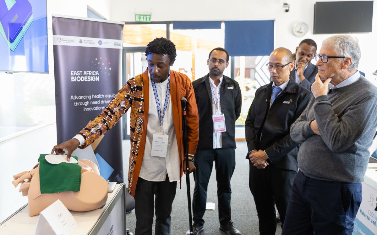 umunotanews's tweet photo. Umurongo uhamye, Ubuyobozi bwiza n’ishoramari: Ishusho Bill Gates yasigaranye ku Rwanda
========================
Umuherwe w’Umunyamerika akaba n’uwashinze Gates Foundation na Microsoft, Bill Gates uherutse gusura u Rwanda yavuze ko icyumweru yamaze arusura yasigaranye isomo ry’uko iyo igihugu kiyobowe neza, kigashora imari mu baturage, mu bumenyi no mu ikoranabuhanga, impinduka zifatika zishoboka.

Bill Gates yasuye u Rwanda mu mpera za Nyakanga, mu ruzinduko rwari  rugamije kumenya byinshi ku rugendo rw’u Rwanda mu guteza imbere inzego zirimo ubuzima no kuganira n’abayobora ibigo bifite uruhare mu kubaka ejo hazaza ha Afurika.

Mu rugendo rwe rw’icyumweru mu Rwanda, Bill Gates yasuye ahantu hatandukanye hagaragaza iterambere ry’u Rwanda mu buzima, ikoranabuhanga n’uburezi anahura n’abayobozi batandukanye.

Yavuze ko yiboneye n’amaso ye uburyo igihugu cyashoye imari mu baturage, mu buzima, mu ikoranabuhanga no mu bayobozi bafite icyerekezo.

▶️▶️ Soma inkuru irambuye: https://t.co/mHUk3FpdMG